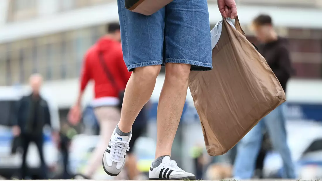 Wer Ende Juli und Anfang August nach Sommer- und Bademode sucht, kann sich in vielen Läden über Schnäppchen freuen. (Symbolbild) - Bild: Malin Wunderlich/dpa