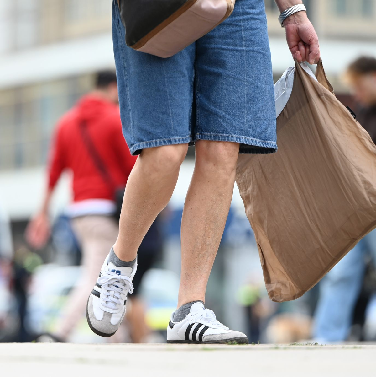 Wer Ende Juli und Anfang August nach Sommer- und Bademode sucht, kann sich in vielen Läden über Schnäppchen freuen. (Symbolbild) - Foto: Malin Wunderlich/dpa