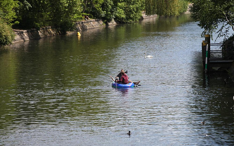 Junge Leute in Schlauchboot (Archiv) - Foto: über dts Nachrichtenagentur