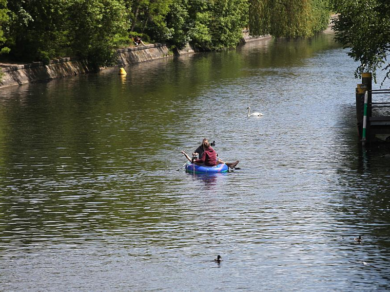 Junge Leute in Schlauchboot (Archiv) - Foto: über dts Nachrichtenagentur