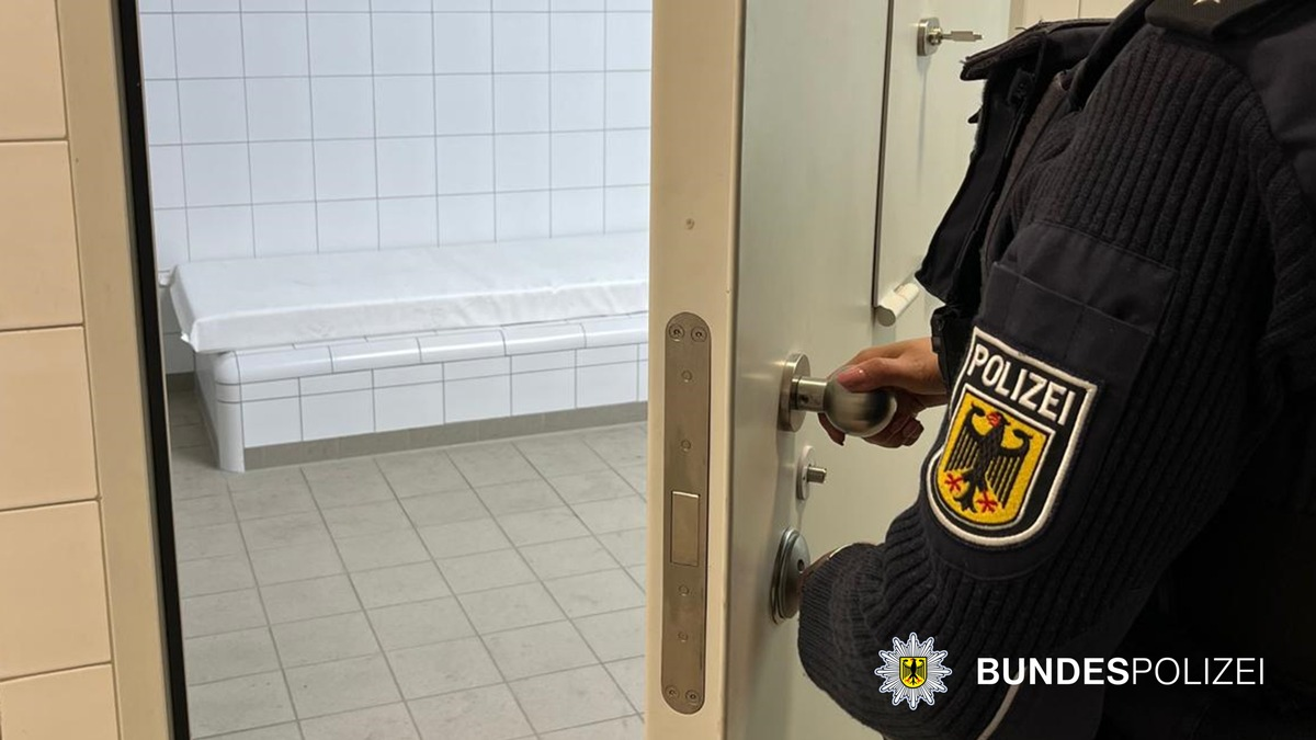 Bundespolizeidirektion München: Aggressiver Ladendieb greift Bundespolizisten mit Glasflasche an - Foto: presseportal.de