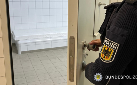 Bundespolizeidirektion München: Aggressiver Ladendieb greift Bundespolizisten mit Glasflasche an - Foto: presseportal.de