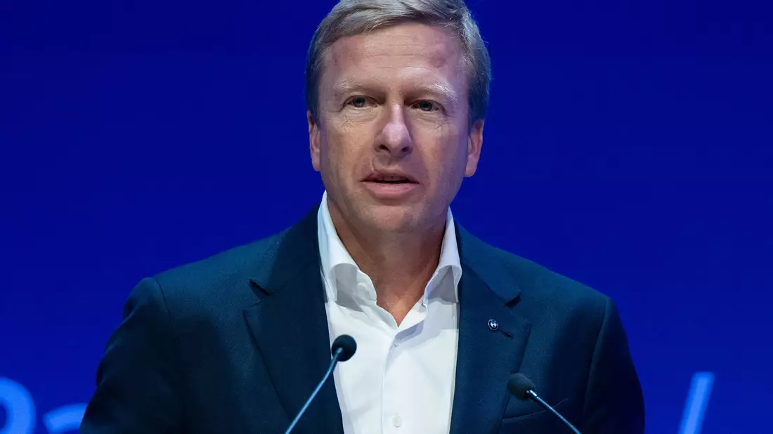 Oliver Zipse - hier mit dem ersten Serienfahrzeug der Neuen Klasse - legt sein Amt zum 13. Mai 2026 nieder.  - Bild: Sven Hoppe/dpa