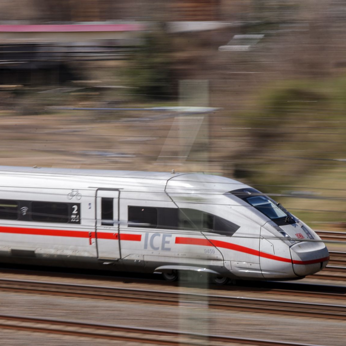 Das Pünktlichkeitsziel wird gelockert, die Vorstände verkleinert, Sofortprogramme aufgelegt: Bei der Bahn soll sich in den nächsten Monaten viel ändern. (Archivbild) - Foto: Jan Woitas/dpa