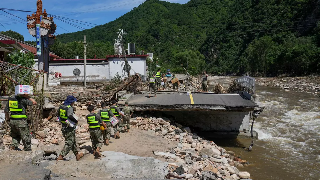 Soldaten im Bezirk Miyun am Stadtrand von Peking liefern Hilfsgüter. Die Region wurde besonders schwer getroffen. - Bild: Ju Huanzong/Xinhua/AP/dpa