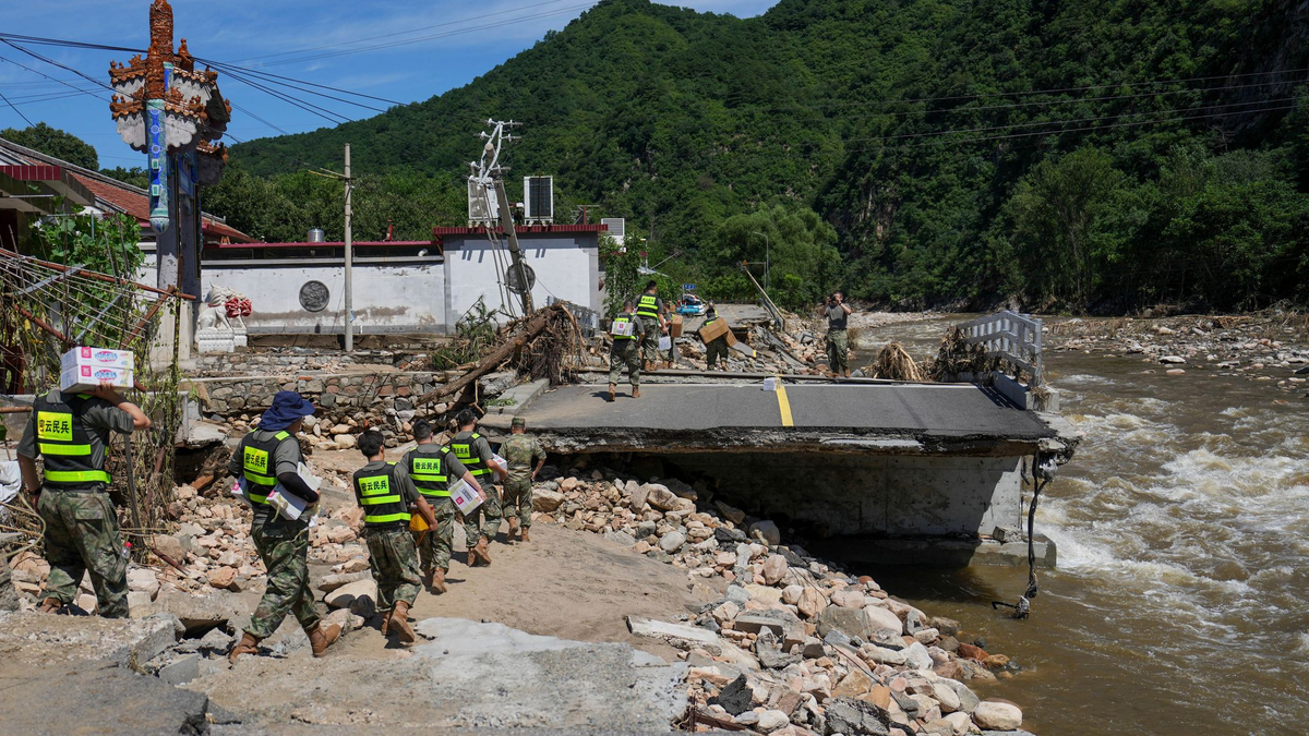 Soldaten im Bezirk Miyun am Stadtrand von Peking liefern Hilfsgüter. Die Region wurde besonders schwer getroffen. - Foto: Ju Huanzong/Xinhua/AP/dpa