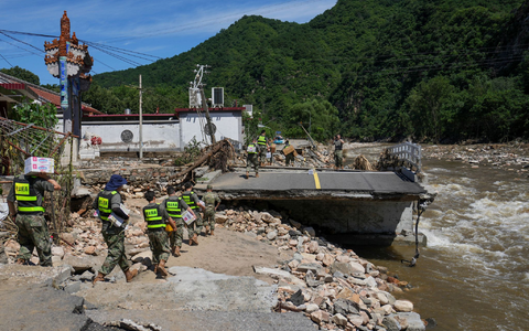 Soldaten im Bezirk Miyun am Stadtrand von Peking liefern Hilfsgüter. Die Region wurde besonders schwer getroffen. - Foto: Ju Huanzong/Xinhua/AP/dpa Soldaten im Bezirk Miyun am Stadtrand von Peking liefern Hilfsgüter. Die Region wurde besonders schwer getroffen. - Foto: Ju Huanzong/Xinhua/AP/dpa