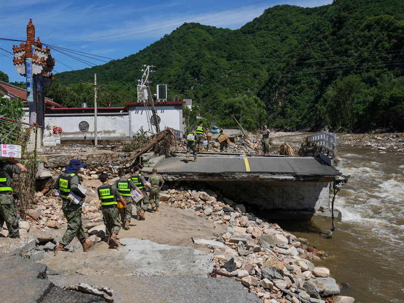 Soldaten im Bezirk Miyun am Stadtrand von Peking liefern Hilfsgüter. Die Region wurde besonders schwer getroffen. - Foto: Ju Huanzong/Xinhua/AP/dpa