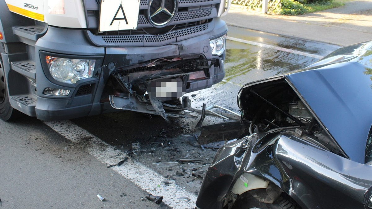 POL-MI: Auto kollidiert mit Müllfahrzeug - Foto: presseportal.de