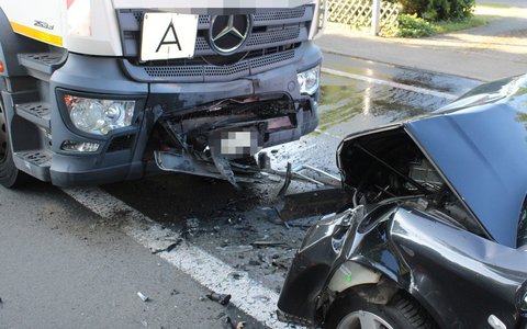 POL-MI: Auto kollidiert mit Müllfahrzeug - Foto: presseportal.de