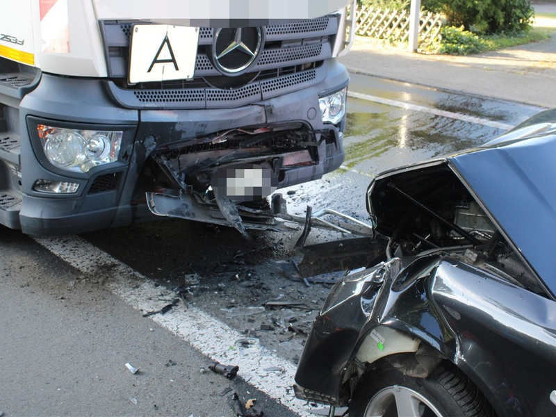 POL-MI: Auto kollidiert mit Müllfahrzeug - Foto: presseportal.de
