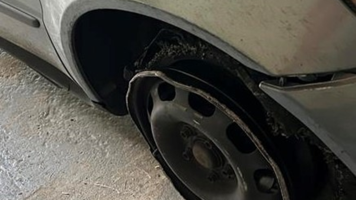 POL-PIKIR: Alkoholisierte Autofahrerin verliert nach Kollision mit einem Bordstein den rechten Vorderreifen und fährt auf der Felge weiter - Foto: presseportal.de