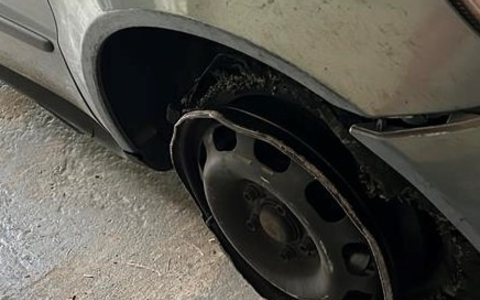 POL-PIKIR: Alkoholisierte Autofahrerin verliert nach Kollision mit einem Bordstein den rechten Vorderreifen und fÀhrt auf der Felge weiter - Foto: presseportal.de POL-PIKIR: Alkoholisierte Autofahrerin verliert nach Kollision mit einem Bordstein den rechten Vorderreifen und fÀhrt auf der Felge weiter - Foto: presseportal.de