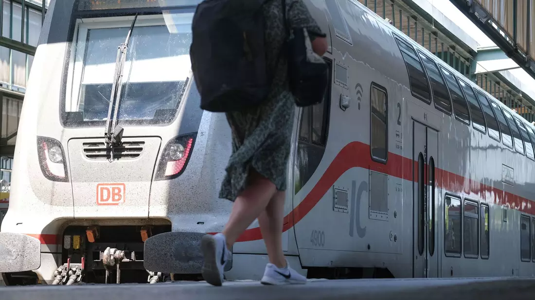 Die Pünktlichkeit im Fernverkehr hat sich in den ersten sechs Monaten kaum verbessert, auch bei der Auslastung von ICE- und IC-Zügen hinkt die Bahn ihren Zielen hinterher. (Archivbild) - Bild: Bernd Weißbrod/dpa