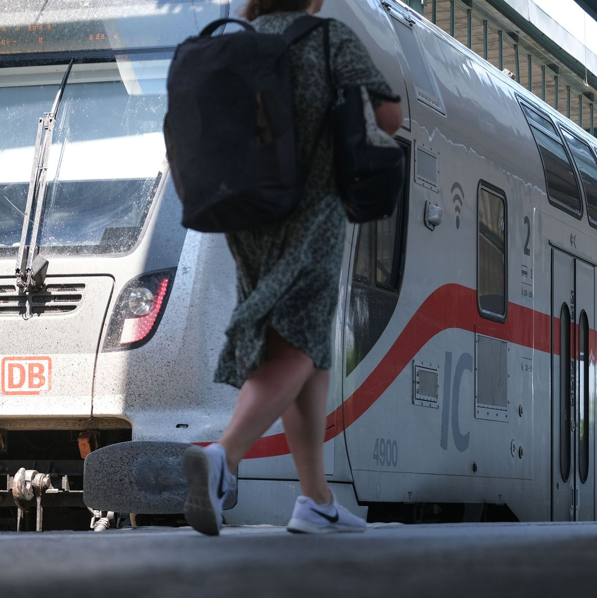 Im Fernverkehr mit der Bahn wachsen die Fahrgastzahlen. (Archivbild) - Foto: Bernd Weißbrod/dpa