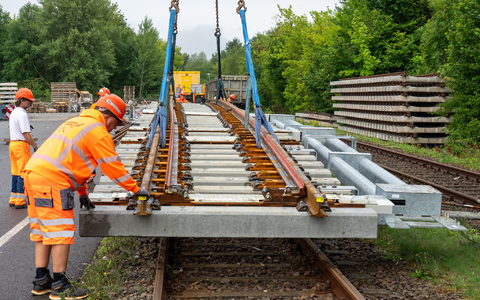 Auf einer Länge von 165 Kilometern werden unter anderem die Gleise erneuert. (Archivbild) - Foto: Soeren Stache/dpa