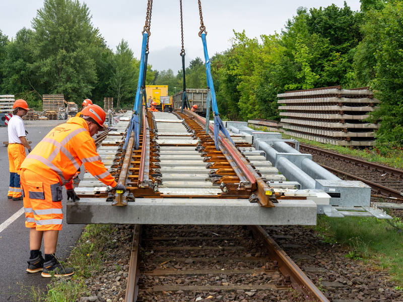 Auf einer Länge von 165 Kilometern werden unter anderem die Gleise erneuert. (Archivbild) - Foto: Soeren Stache/dpa