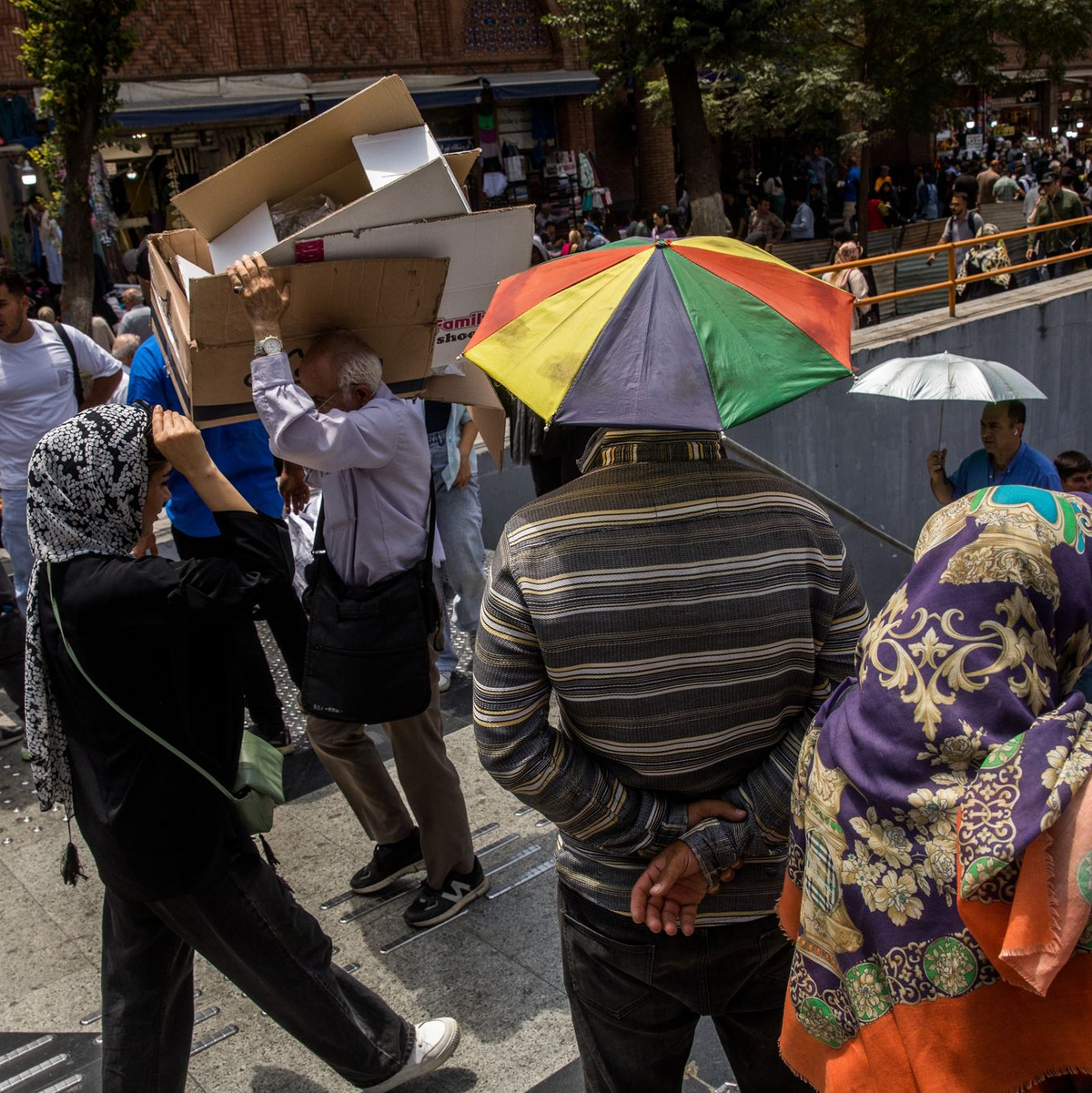 Unter der Sommerhitze suchen Menschen in der iranischen Hauptstadt nach Schatten. (Archivbild) - Foto: Alireza Masoumi/ISNA/dpa