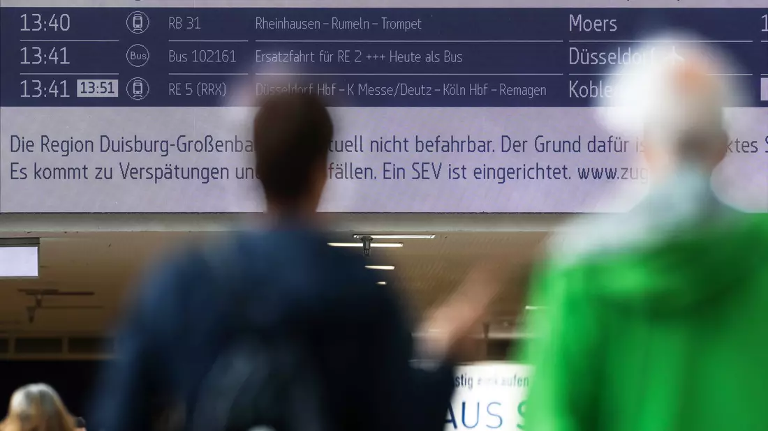 Brand legt Bahnstrecke zwischen Duisburg und Düsseldorf lahm. - Bild: Christoph Reichwein/dpa