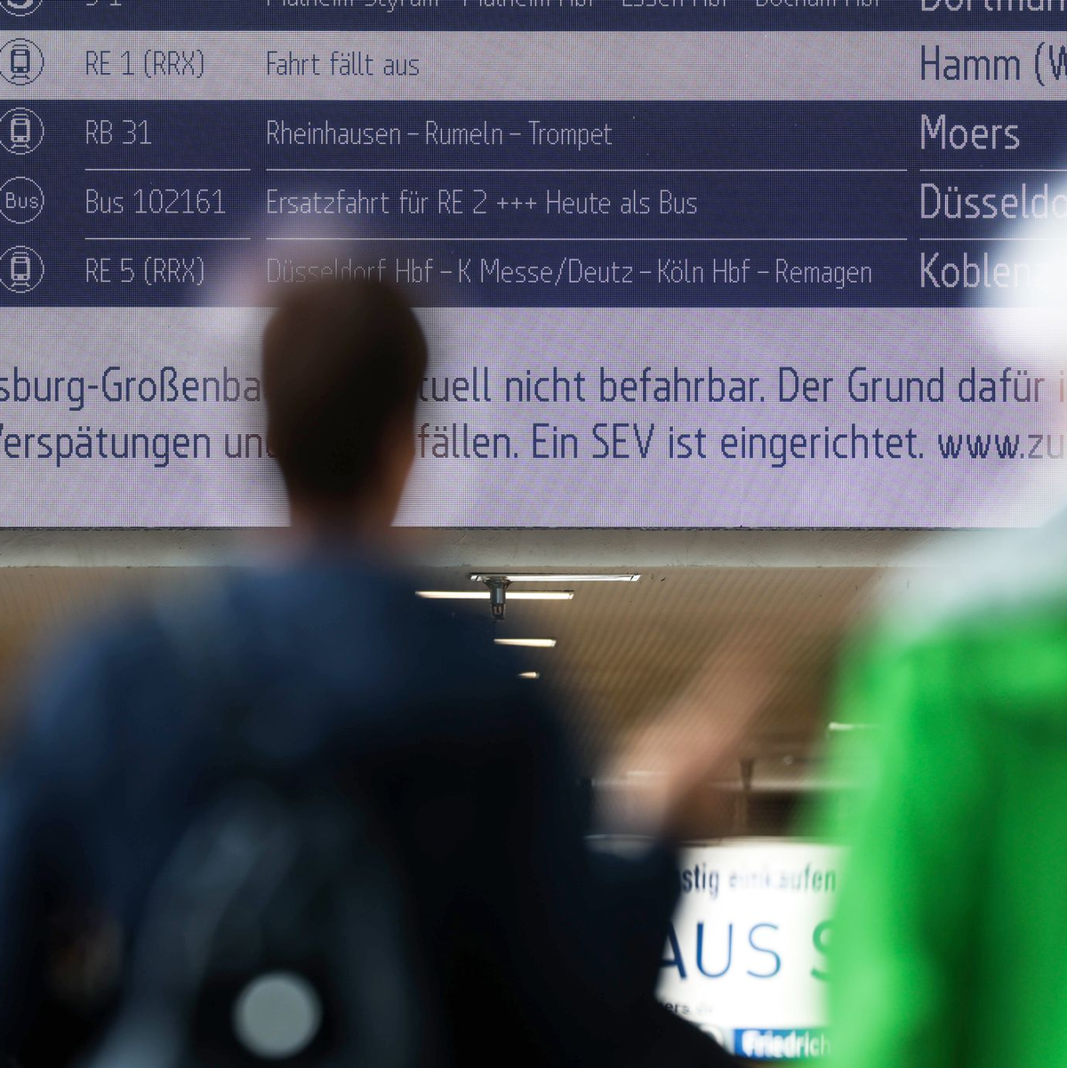 Brand legt Bahnstrecke zwischen Duisburg und Düsseldorf lahm. - Foto: Christoph Reichwein/dpa