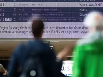 Brand legt Bahnstrecke zwischen Duisburg und Düsseldorf lahm. - Foto: Christoph Reichwein/dpa
