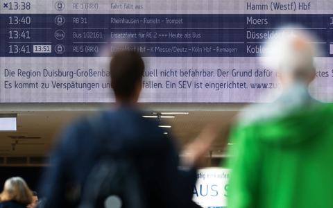 Brand legt Bahnstrecke zwischen Duisburg und Düsseldorf lahm. - Foto: Christoph Reichwein/dpa