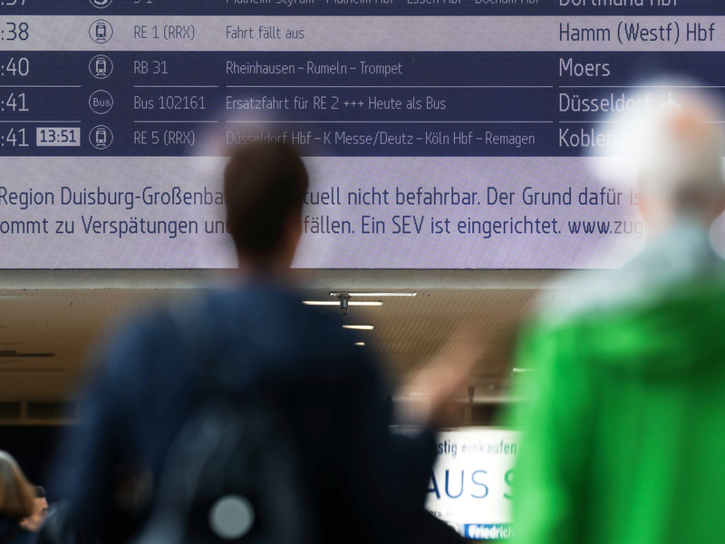 Brand legt Bahnstrecke zwischen Duisburg und Düsseldorf lahm. - Foto: Christoph Reichwein/dpa