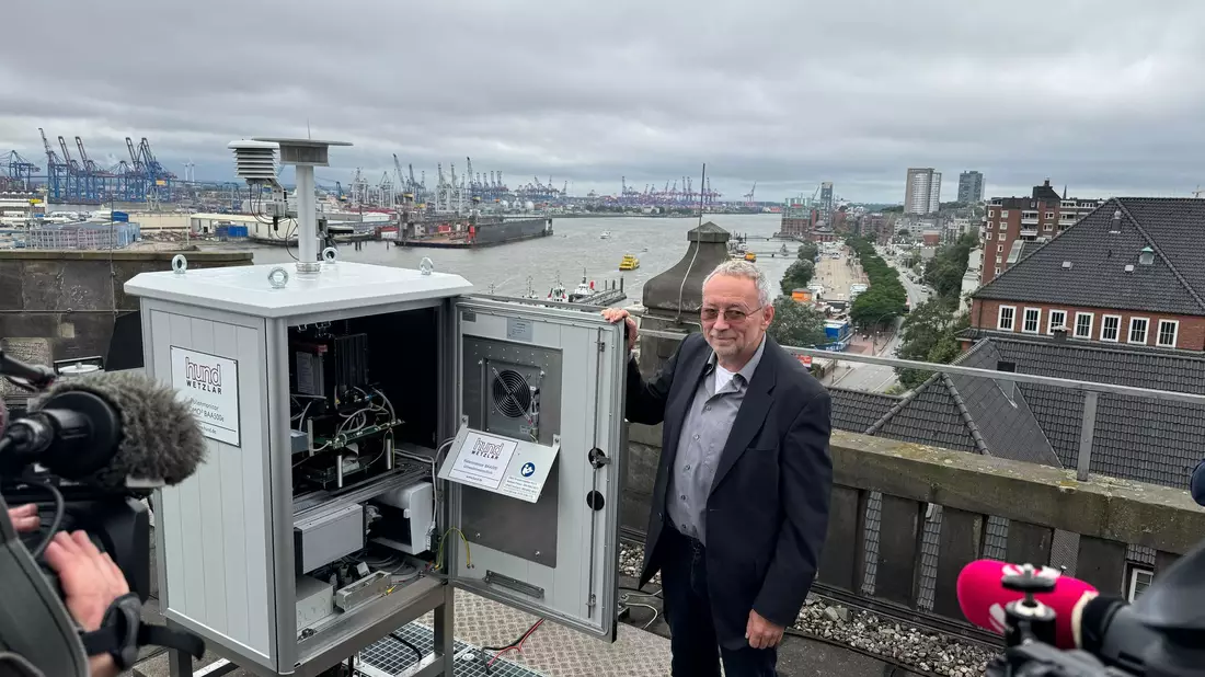 Einer der ersten Pollenmonitore steht in Hamburg, wo ihn Stefan Gilge vom DWD-Zentrum für Medizin-Meteorologische Forschung vorstellte.  - Bild: Christiane Bosch/dpa