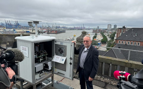 Einer der ersten Pollenmonitore steht in Hamburg, wo ihn Stefan Gilge vom DWD-Zentrum für Medizin-Meteorologische Forschung vorstellte. - Foto: Christiane Bosch/dpa Einer der ersten Pollenmonitore steht in Hamburg, wo ihn Stefan Gilge vom DWD-Zentrum für Medizin-Meteorologische Forschung vorstellte. - Foto: Christiane Bosch/dpa