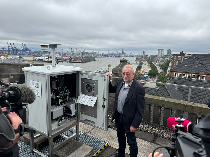 Einer der ersten Pollenmonitore steht in Hamburg, wo ihn Stefan Gilge vom DWD-Zentrum für Medizin-Meteorologische Forschung vorstellte.  - Foto: Christiane Bosch/dpa