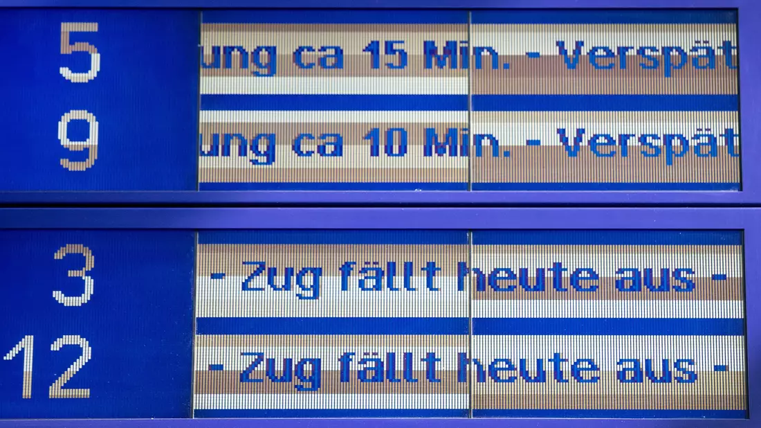 Zwischen Düsseldorf und Duisburg macht ein defektes Stellwerk Probleme. (Symbolbild) - Bild: Christoph Reichwein/dpa