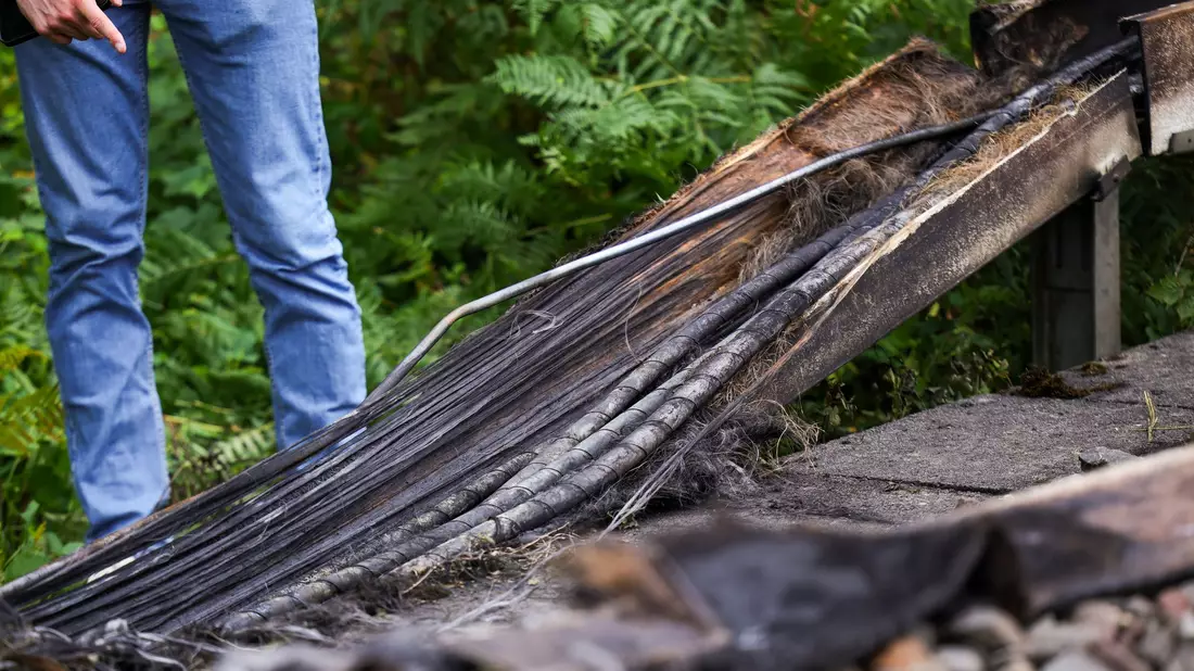 Der Brand hat erhebliche Auswirkungen auf den Zugverkehr. - Bild: Christoph Reichwein/dpa