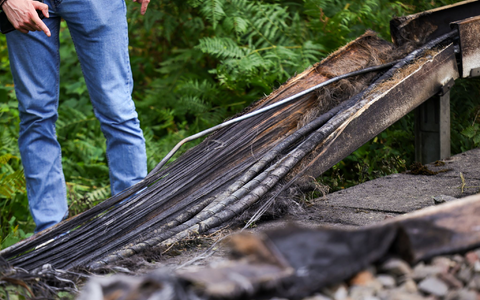 Der wohl absichtlich gelegte Brand wird zu massiven Behinderungen im Berufsverkehr führen. - Foto: Christoph Reichwein/dpa