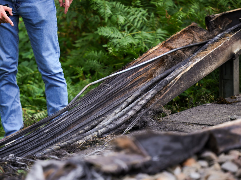 Der wohl absichtlich gelegte Brand wird zu massiven Behinderungen im Berufsverkehr führen. - Foto: Christoph Reichwein/dpa
