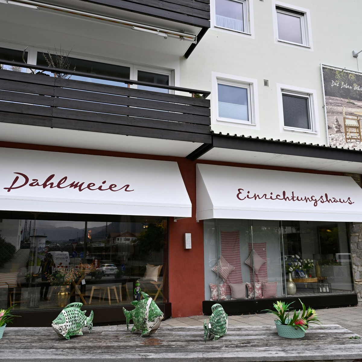 Vor dem Einrichtungshaus der Familie Dahlmeier stehen Blumen  - Foto: Uwe Lein/dpa