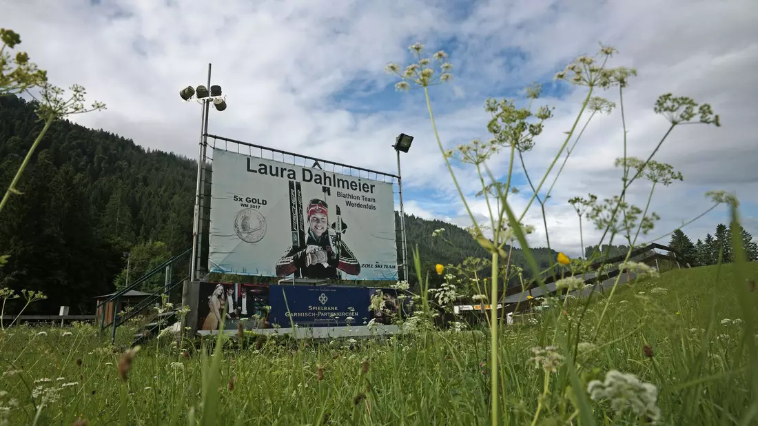 Ein Bild von Laura Dahlmeier steht am Biathlontrainingsgelände bei Garmisch-Partenkirchen.  - Bild: Uwe Lein/dpa