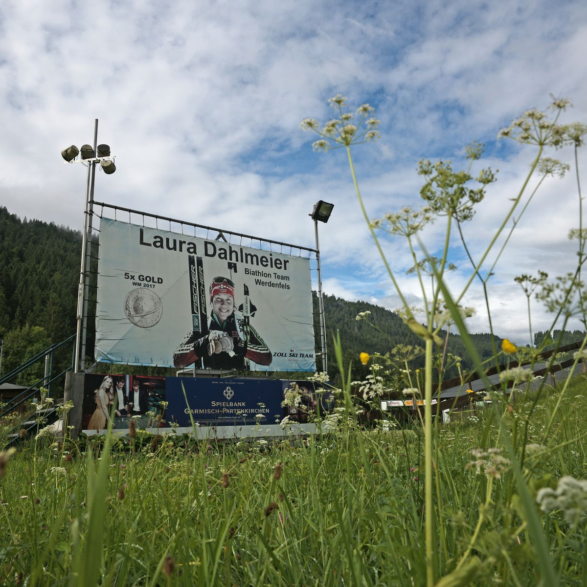 Ein Bild von Laura Dahlmeier steht am Biathlontrainingsgelände bei Garmisch-Partenkirchen.  - Foto: Uwe Lein/dpa