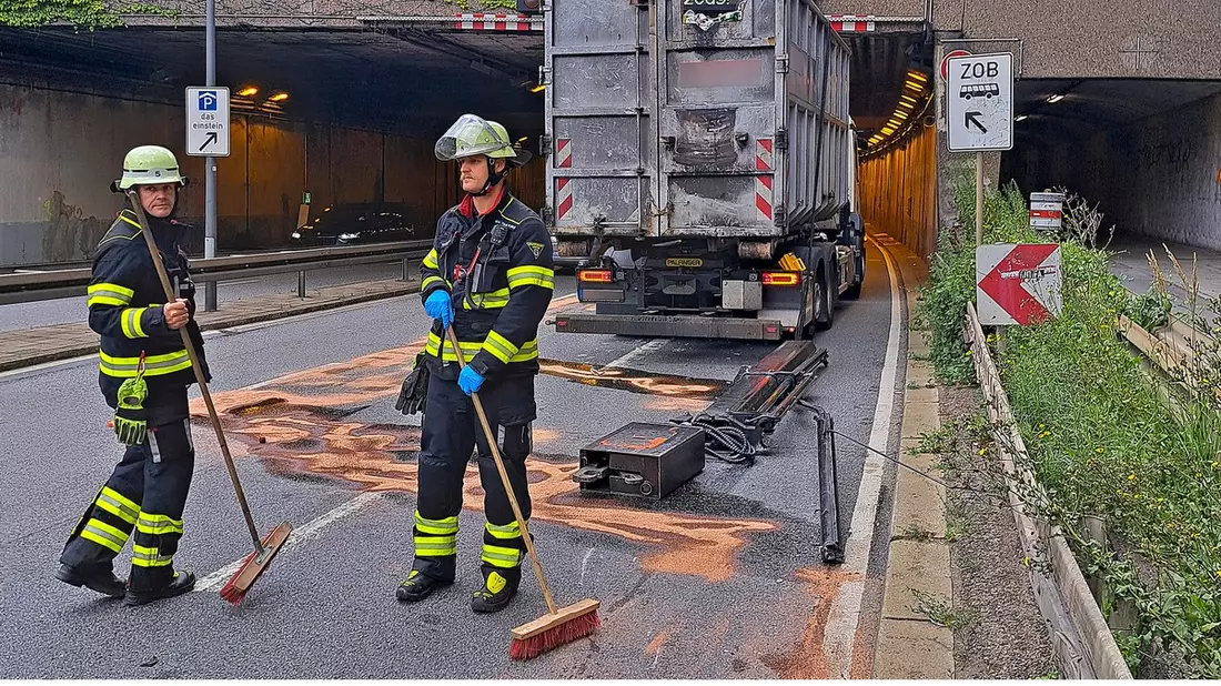FW-M: Lkw-Ausleger verloren (Haidhausen) - Bild: presseportal.de