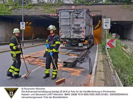 FW-M: Lkw-Ausleger verloren (Haidhausen) - Foto: presseportal.de