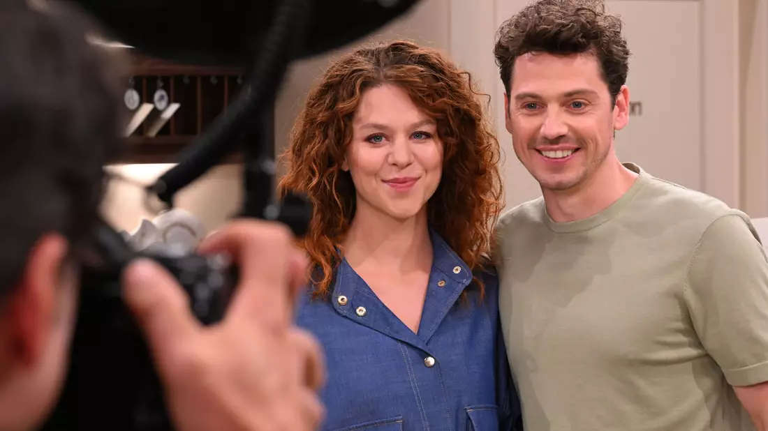 Das neue Traumpaar: Die Schauspielerin Johanna Graen und ihr Kollege Anthony Paul stehen im Studio beim Pressetag zu 20 Jahren Sturm der Liebe. - Bild: Felix Hörhager/dpa
