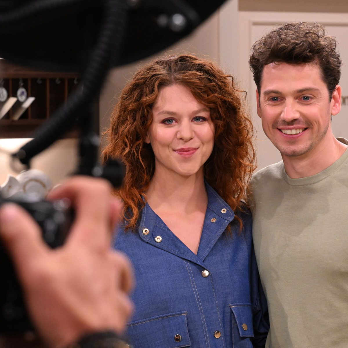 Das neue Traumpaar: Die Schauspielerin Johanna Graen und ihr Kollege Anthony Paul stehen im Studio beim Pressetag zu 20 Jahren 