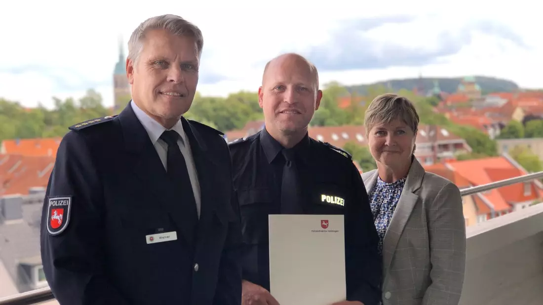 POL-GOE: Erste Kriminalhauptkommissarin Cornelia Klausch nach 45-jähriger Tätigkeit bei der Polizei Niedersachsen in den Ruhestand verabschiedet - Bild: presseportal.de