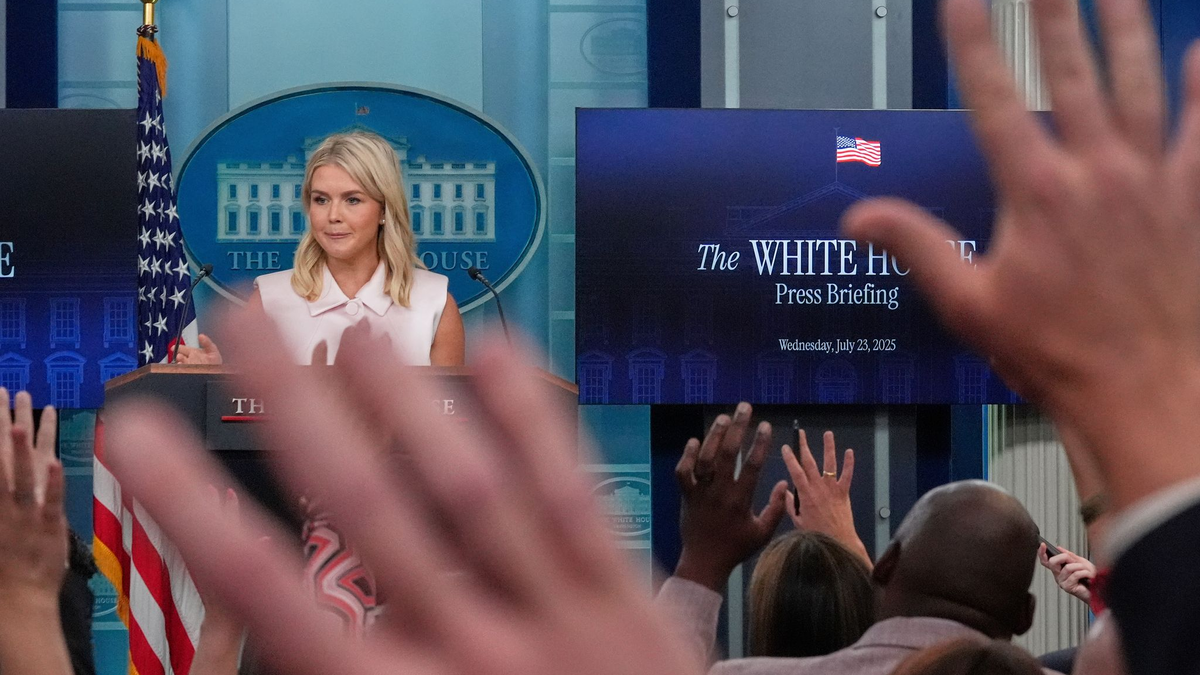 Kündigt die Reise des US-Sondergesandten Steve Witkoff und des US-Botschafters in Israel, Mike Huckabee, in den Gazastreifen an - die Pressesprecherin des Weißen Hauses, Karoline Leavitt. (Archivbild) - Foto: Julia Demaree Nikhinson/AP/dpa