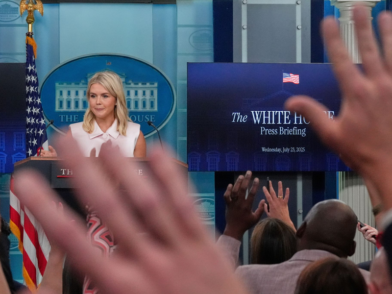 Kündigt die Reise des US-Sondergesandten Steve Witkoff und des US-Botschafters in Israel, Mike Huckabee, in den Gazastreifen an - die Pressesprecherin des Weißen Hauses, Karoline Leavitt. (Archivbild) - Foto: Julia Demaree Nikhinson/AP/dpa