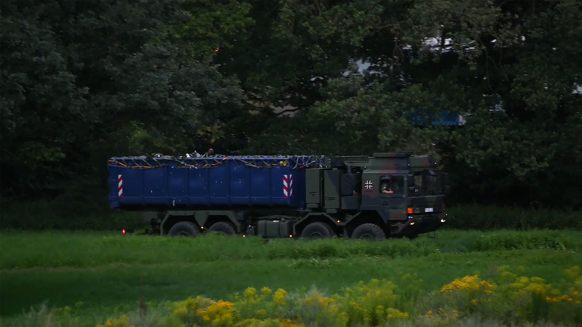 Der verunglückte Hubschrauber wird abtransportiert. (Archivbild) - Foto: Heiko Rebsch/dpa