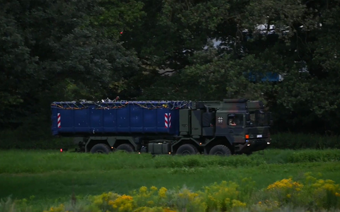 Der verunglückte Hubschrauber wird abtransportiert. (Archivbild) - Foto: Heiko Rebsch/dpa