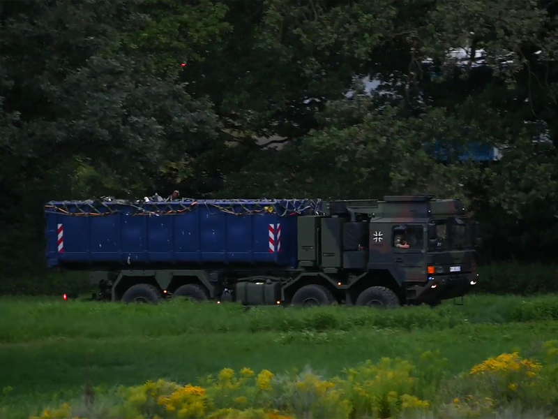 Der verunglückte Hubschrauber wird abtransportiert. (Archivbild) - Foto: Heiko Rebsch/dpa