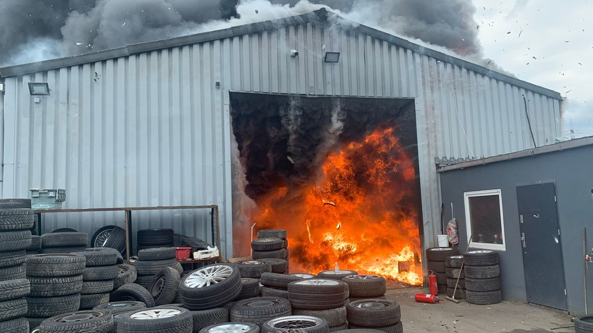 FW-BOT: Lagerhalle brannte in voller Ausdehnung - Foto: presseportal.de