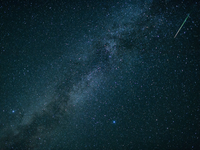 Im August gibt es viele Sternschnuppen zu sehen - die meisten üblicherweise in der Nacht vom 12. auf den 13. August. (Archivbild) - Foto: Matthias Balk/dpa