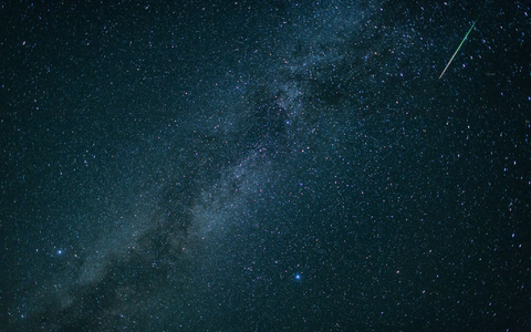 Im August gibt es viele Sternschnuppen zu sehen - die meisten üblicherweise in der Nacht vom 12. auf den 13. August. (Archivbild) - Foto: Matthias Balk/dpa